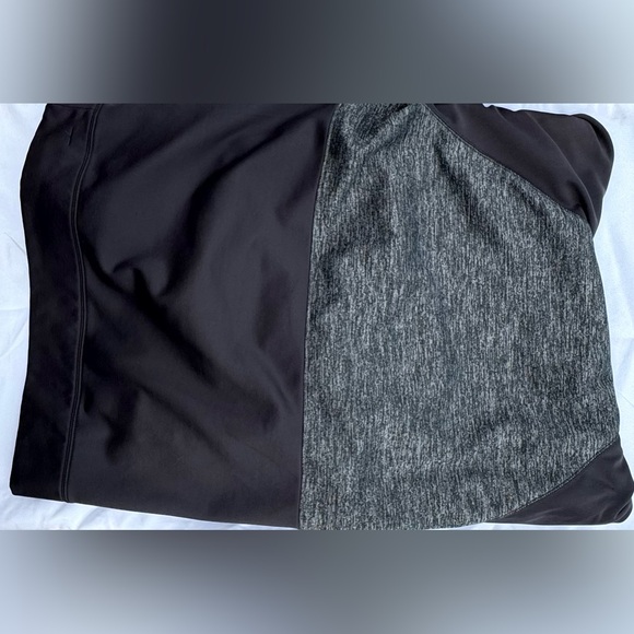 Reebok sweatshirt a little cut not through the item otherwise great condition! - Picture 4 of 4